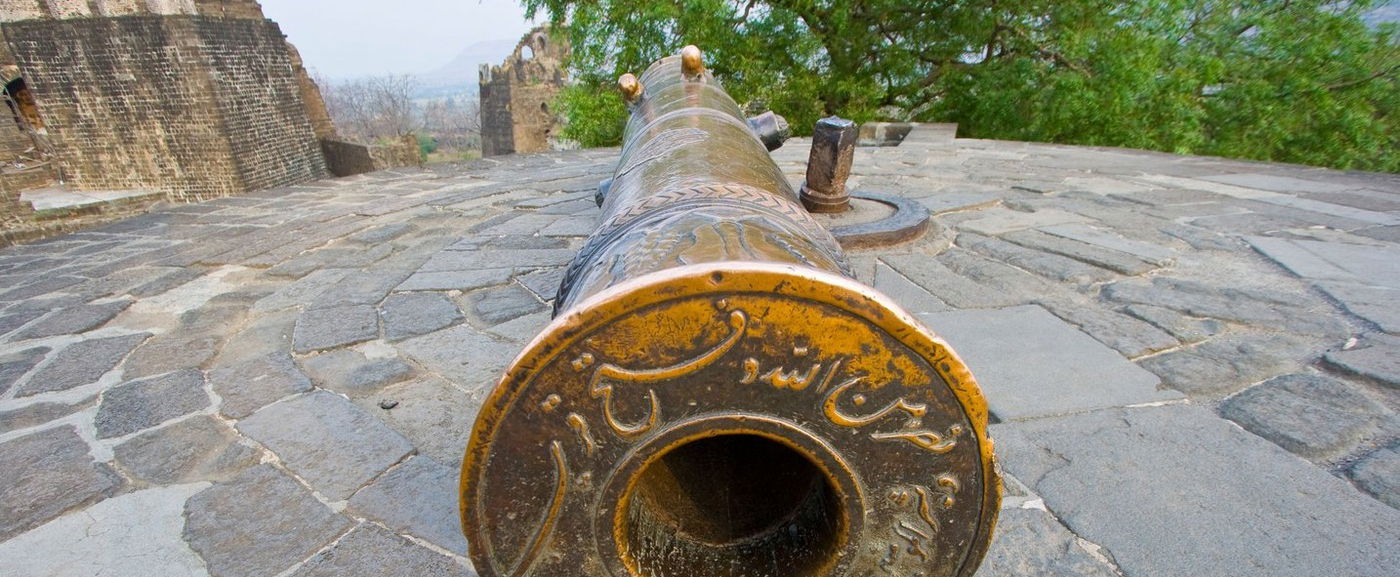 Egyetlen sziklából vájták ki a piramis alakú ősi indiai erődöt, labirintus vezet fel a tetejére