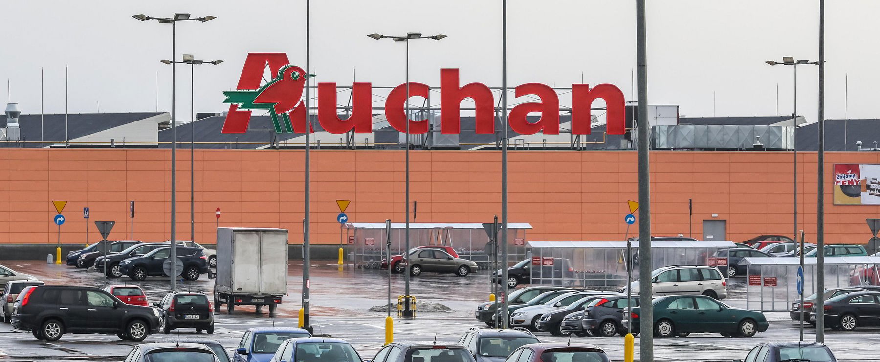 Összehasonlították a Tesco és az Auchan karácsonyi kínálatát, egyértelmű győztes született