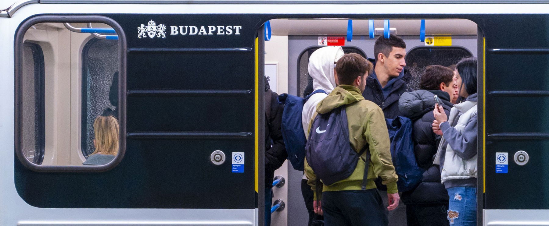 Botrányos jelenet a metrón, zaklatásnak hitték egy férfi közeledését, kellemetlen felismerés lett a vége