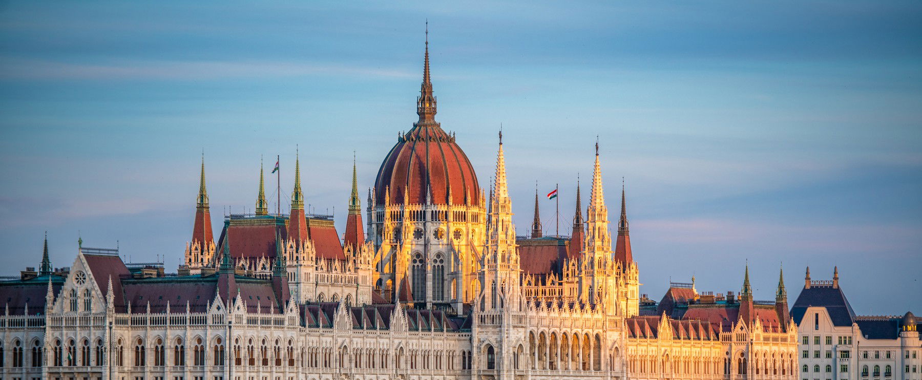 Különös dolog jelent meg a Parlament tetején, százak figyeltek a hatalmas kőtömbök tövéből