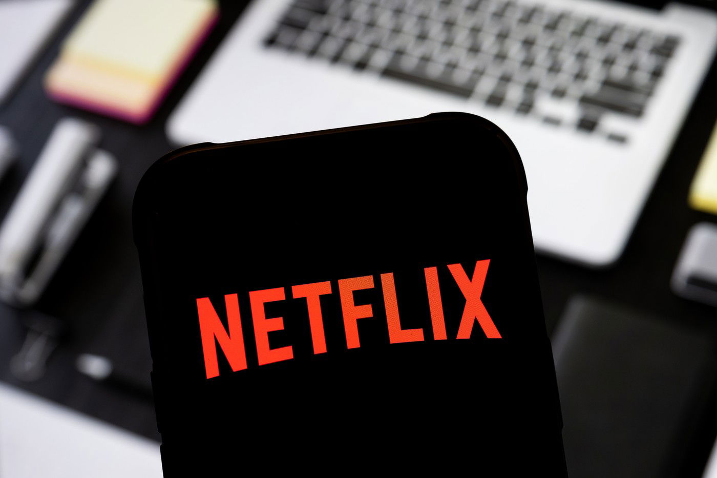 A Netflix nagy örömöt hozott a magyaroknak, a 2000-es évek retróhangulata jön újra a nappalinkba