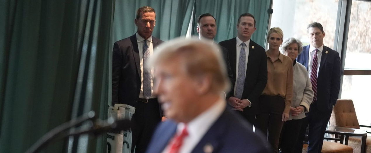 Trump mellett feltűnt egy fiatal, szőke nő, hihetetlen feladattal bízták meg