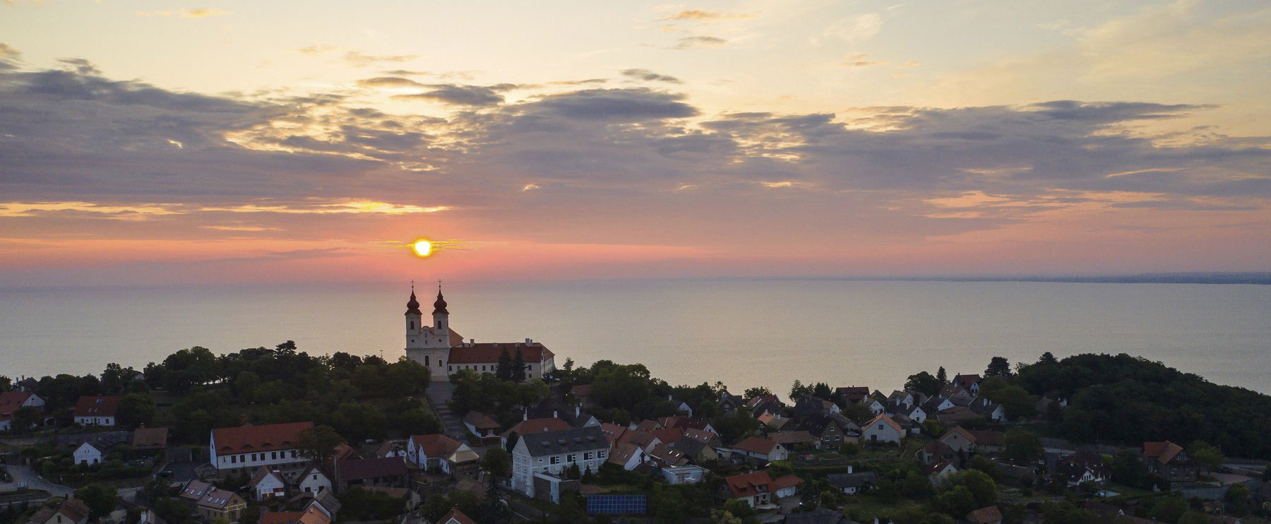 Apró szobor bújik meg a Balatonnál, ha átnézünk a közepén felfoghatatlan a látvány