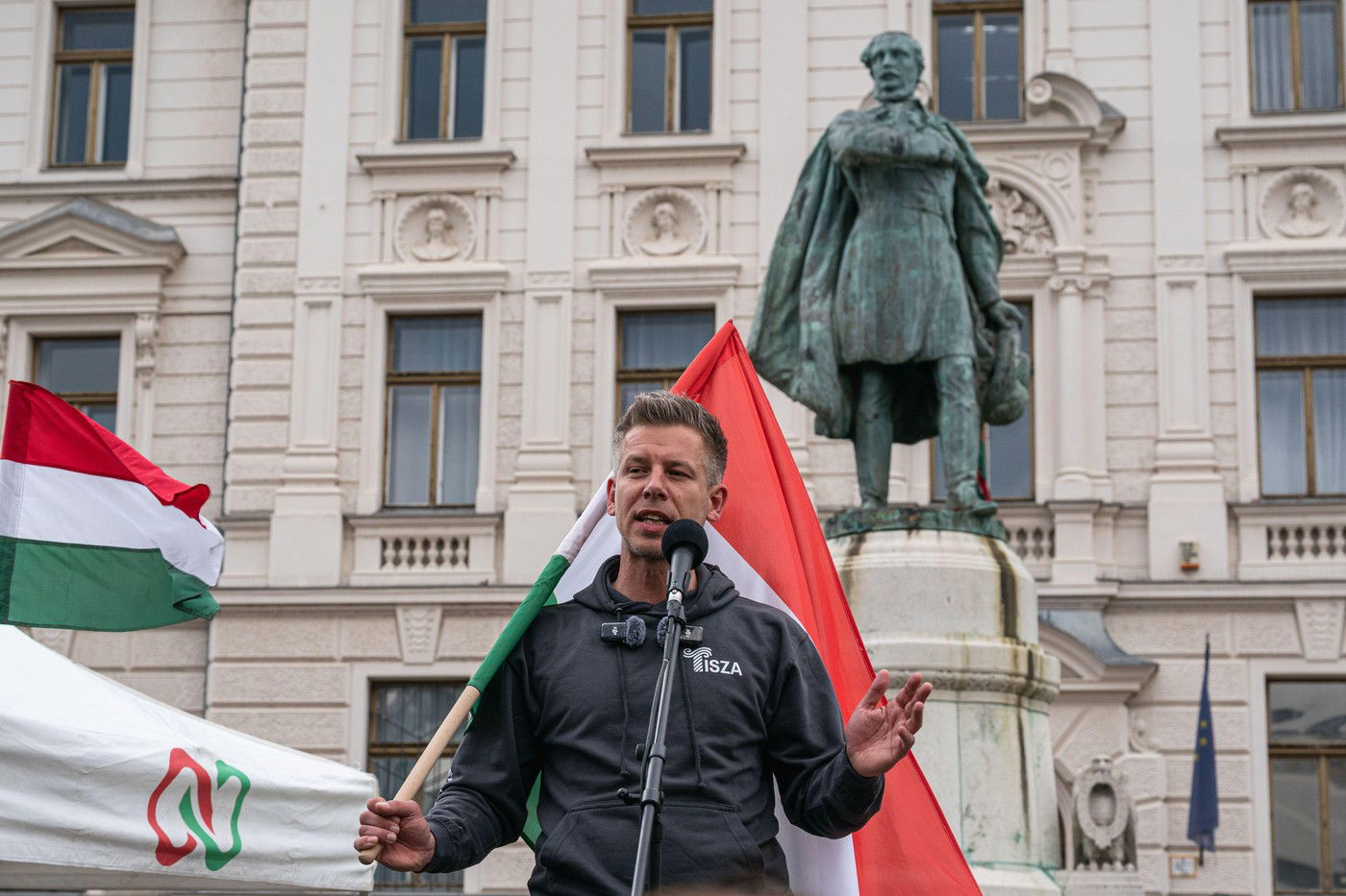 Így néz ki Magyar Péter lakása, bejutott a kamera a négy fal közé