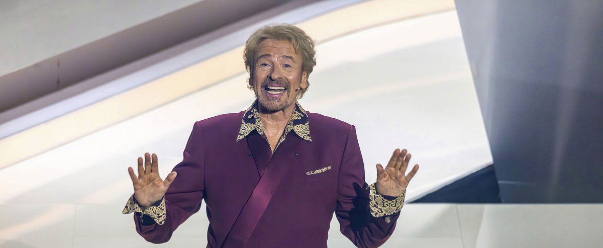 75 éves lett a legendás tévés, így néz ki sokkal fiatalabb felesége oldalán