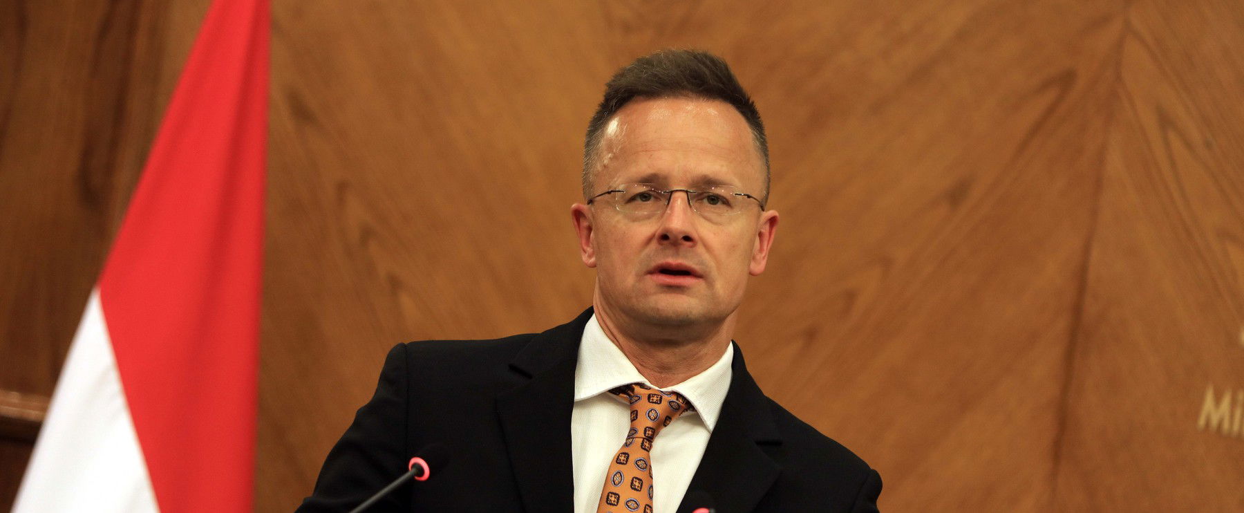 Kínos helyzet Brüsszelben: Szijjártó Péter nem tudott elmenni a mosdóba