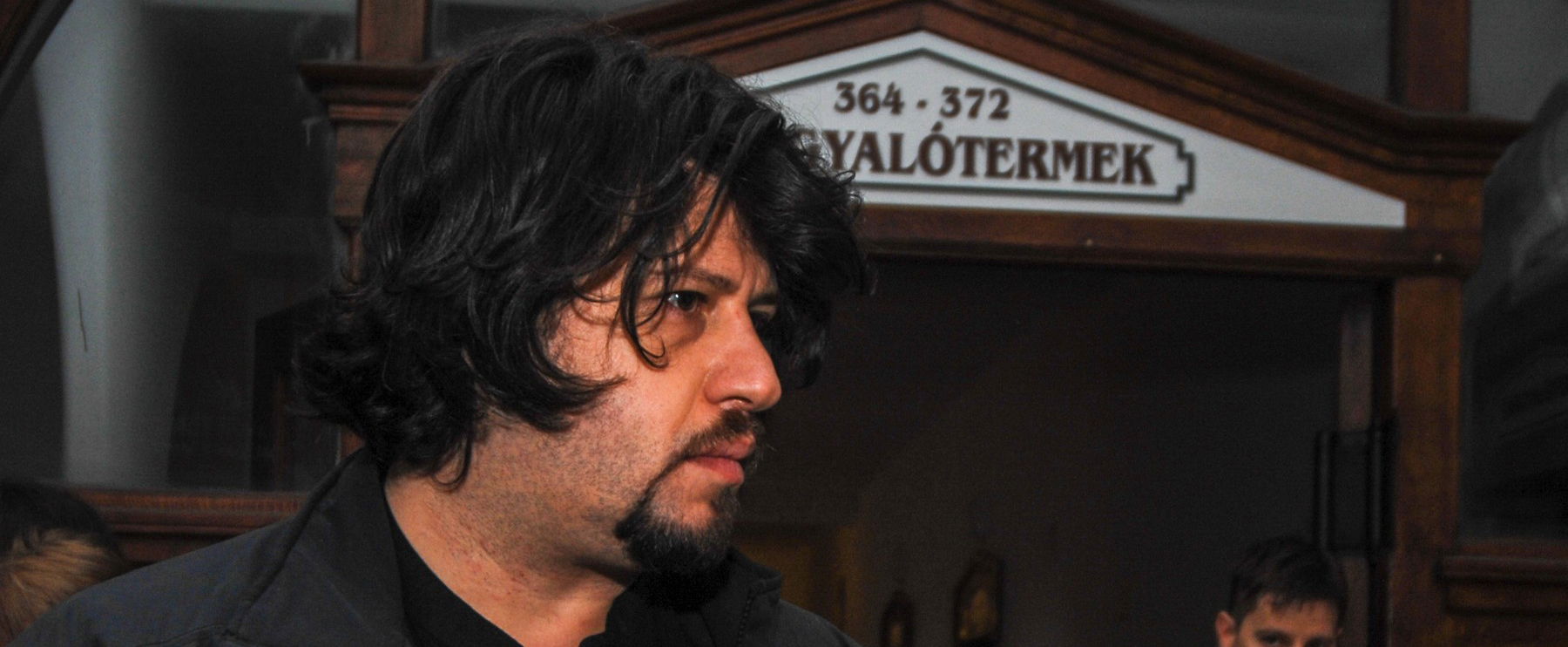 Élő adásban hívták fel Puzsér Róbertet, sikításba torkollott a beszélgetés