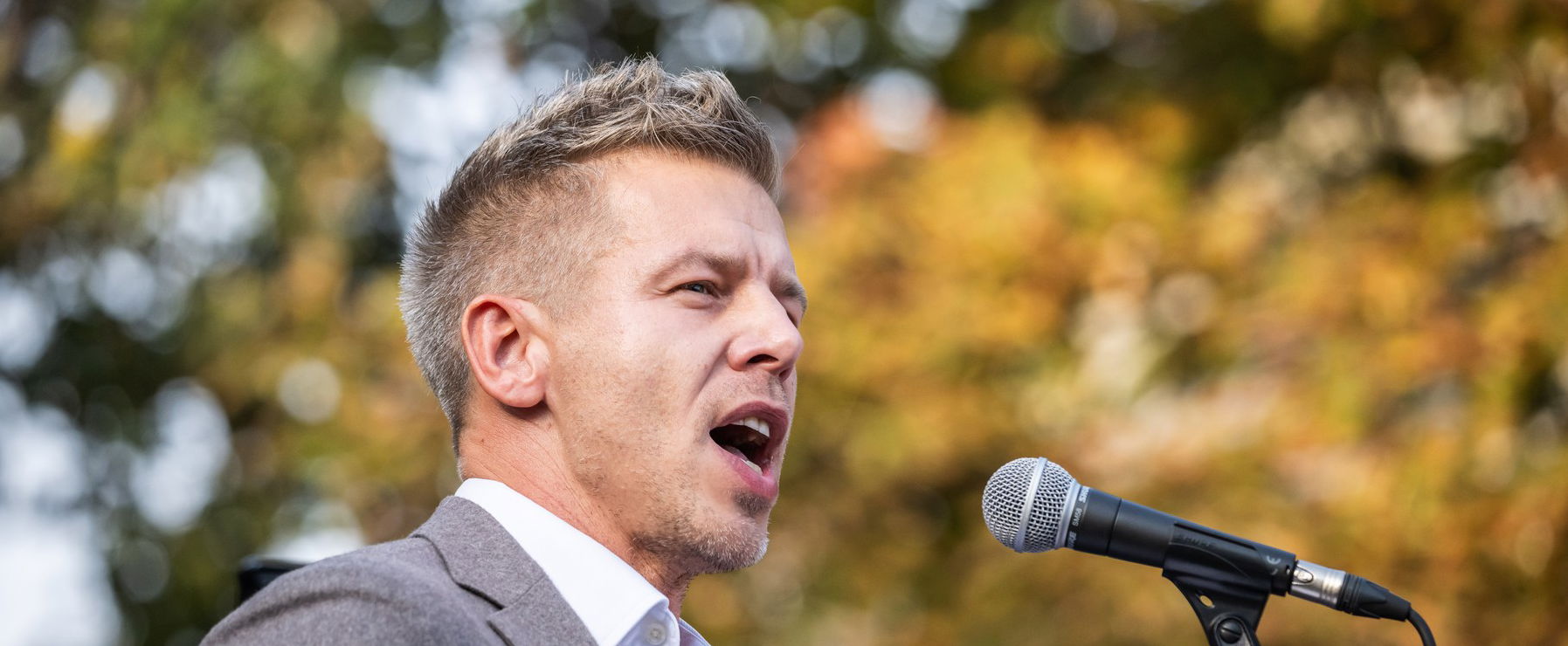 Lelepleződött Magyar Péter, itt tölti az éjszakákat az országjárás alatt, nem mindennapi helyről jelentkezett be