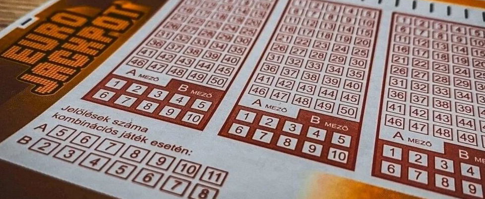 Eurojackpot: 4 ezer millió forint, igazi pénzhegy volt ma a főnyeremény, ütemes számok érhettek telitalálatot