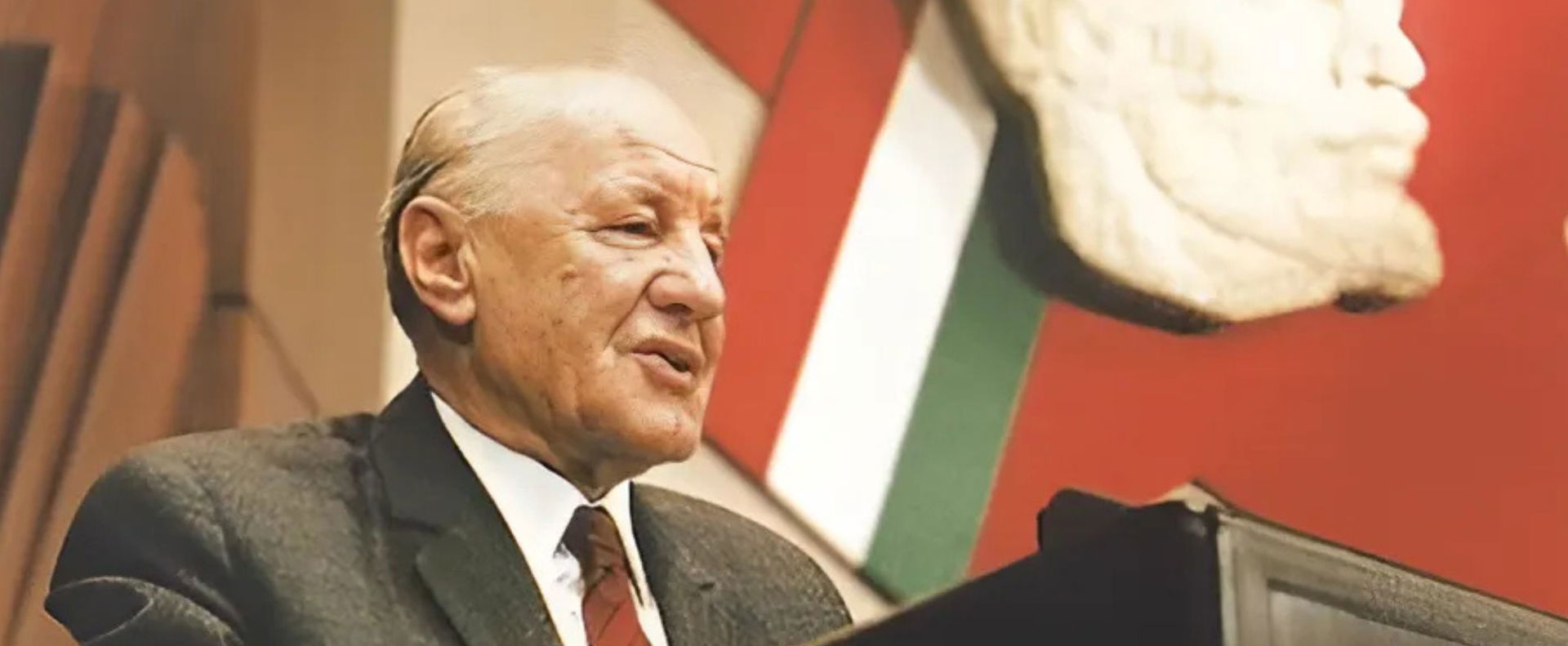 Pikáns videó került elő Kádárról, egy nő olyat csinál vele, amibe belepirulsz