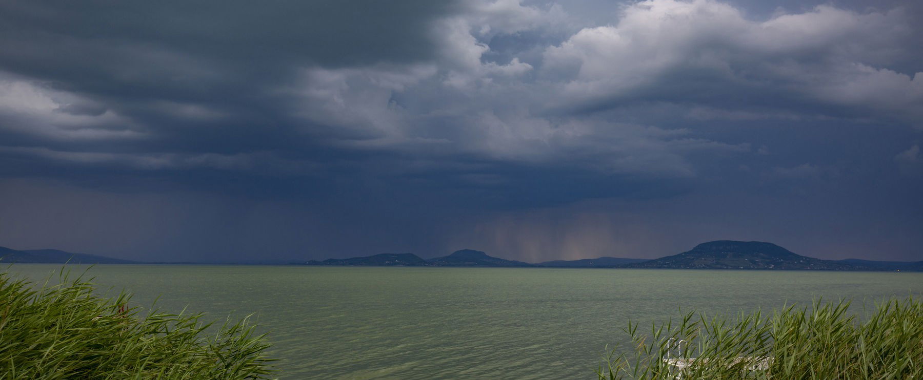 Méteres szörnyeket videóztak a Balatonban, a parton nyelik le áldozataikat, hátborzongató a magyar tenger titka