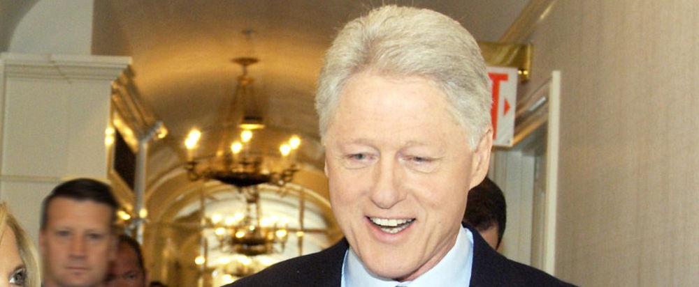 Felismerhetetlenné aszalódott Bill Clinton, 78 évesen siralmasan néz ki az amerikai elnök