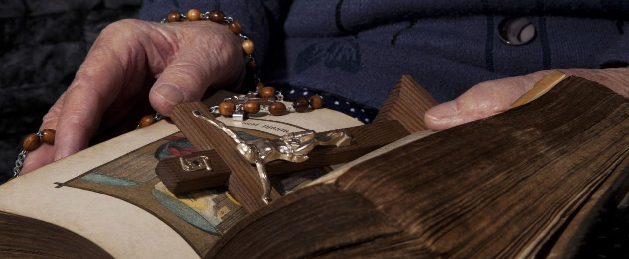Ráeresztették a mesterséges intelligenciát a Bibliára, döbbenetes dolgot fedezett fel