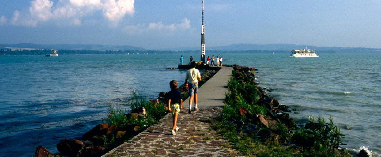 Valami furcsa dolog történt a Balaton partján, az emberek csak némán bámulták a jelenetet