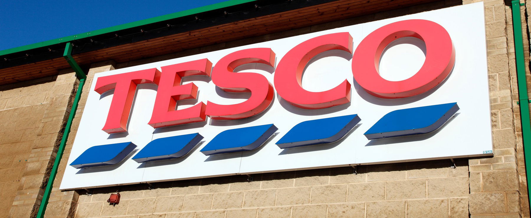 Itt az igazi árréstop, brutális akciót hirdetett a Tesco, fillérekért lehet beszerezni méregdrága termékeket