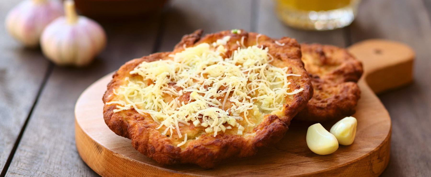 Megfizethetetlen a magyar lángos külföldön, már ennyit kérnek el a nemzeti finomságunkért