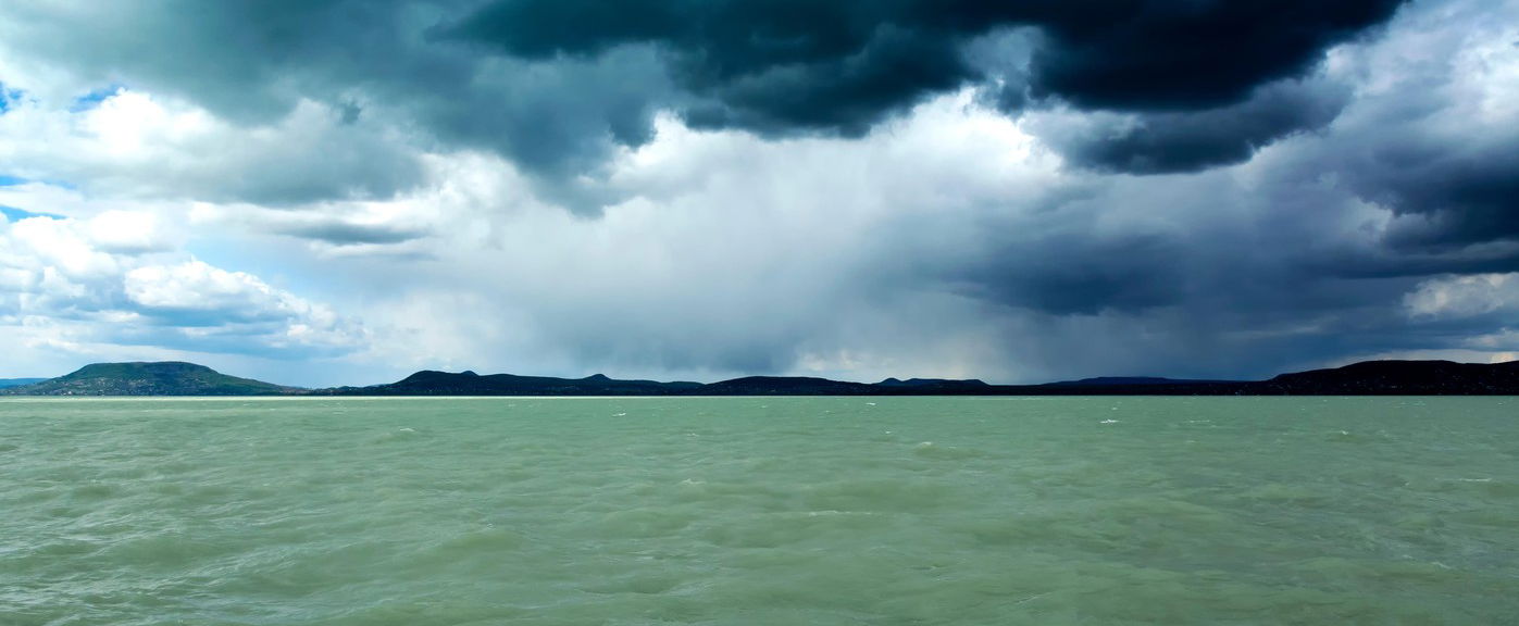 Rendkívüli dolog hullik a Balatonnál az égből, nem tanácsos kint lenni