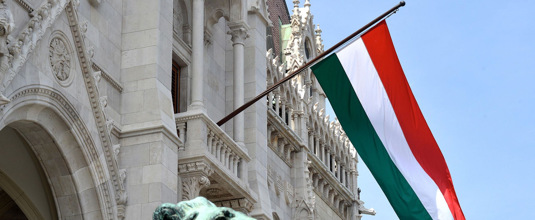 A maja piramisok mellett a magyar zászlót tették ki, óriási botrány lett belőle