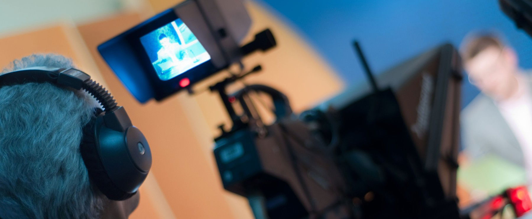 Verekedés tört ki a magyar tévéstúdióban, a Mónika Show óta nem látott vicces jelenetek telítették a netet, majd jött a csattanó