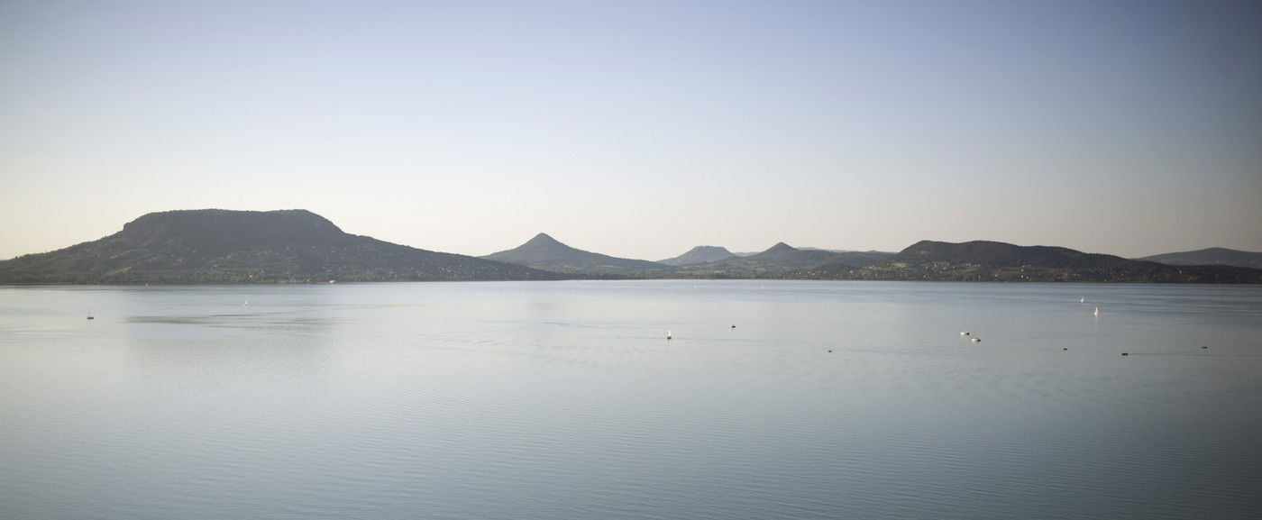 A Balaton tetején úszott, a frászt hozta az emberekre, végül egy szakértő tette tisztába a dolgokat, lezárva örökre a vitát