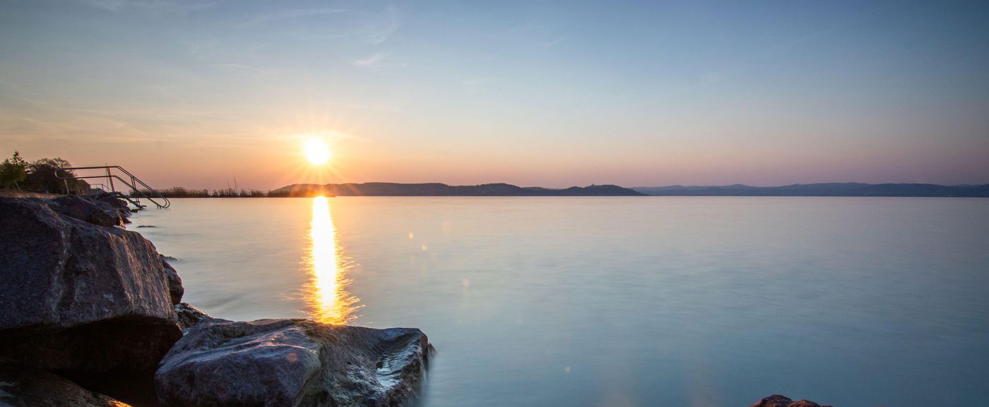 Férfiak rejtélyes dolgot csinálnak a Balatonon, lesifotó buktatta le az őrült szokást, amire nincs magyarázat