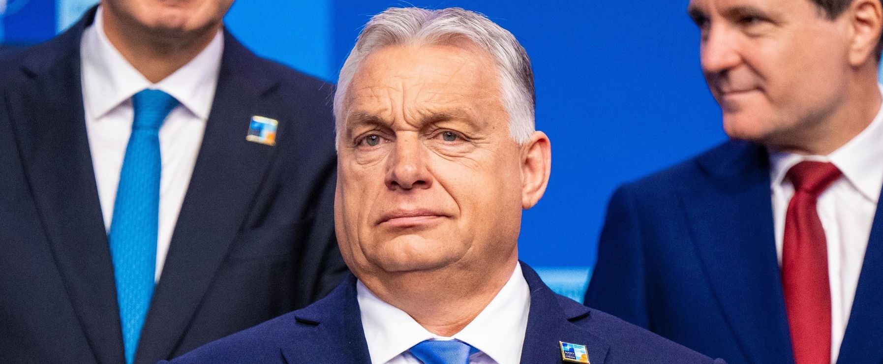 Lesifotó buktatta le Orbán Viktort, aligha érezte jól magát a NATO-csúcson, amikor ezt meglátta