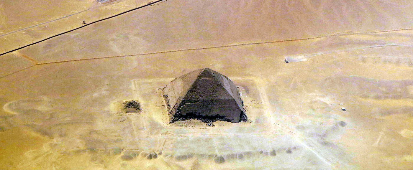 Az űrből készült fotón rendkívüli dolog jelent meg az egyiptomi piramisok mellett