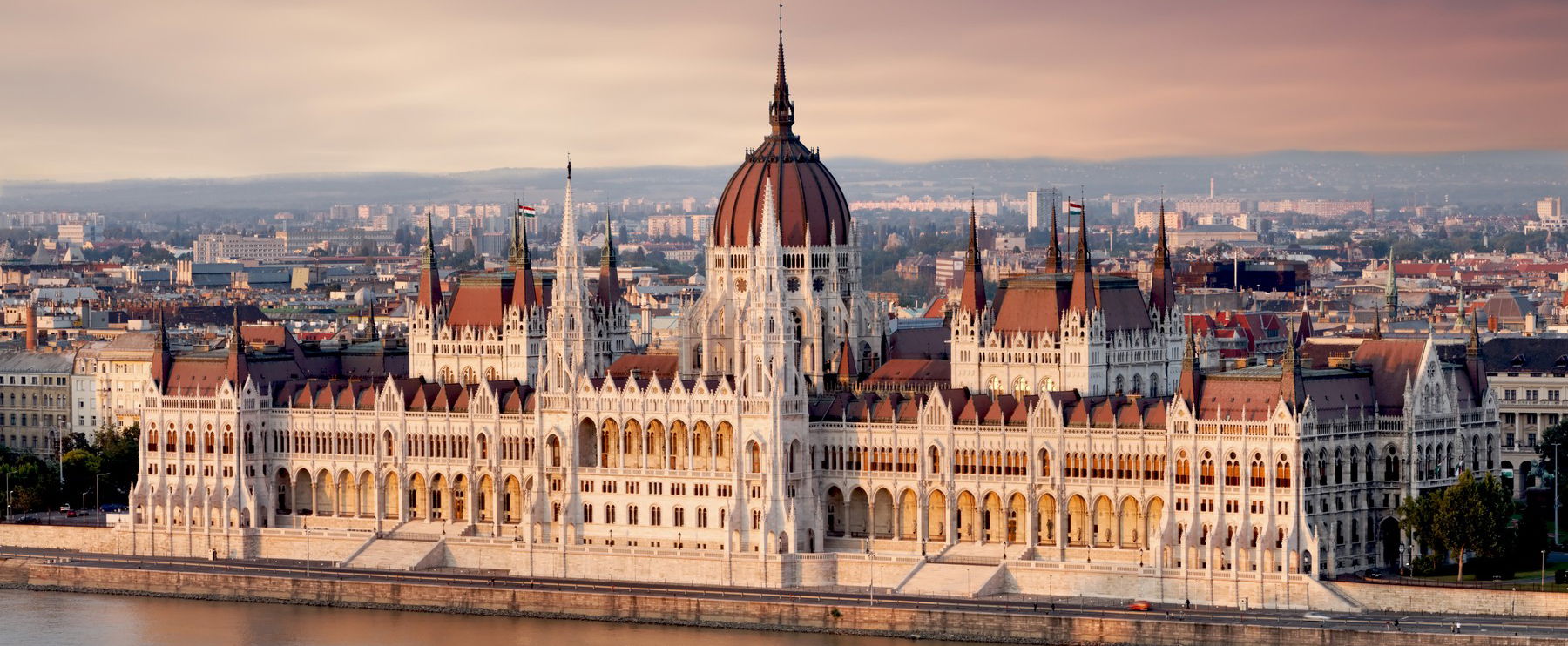 Női ruhában jelent meg a magyar politikus, ez még a Pride előtt történt