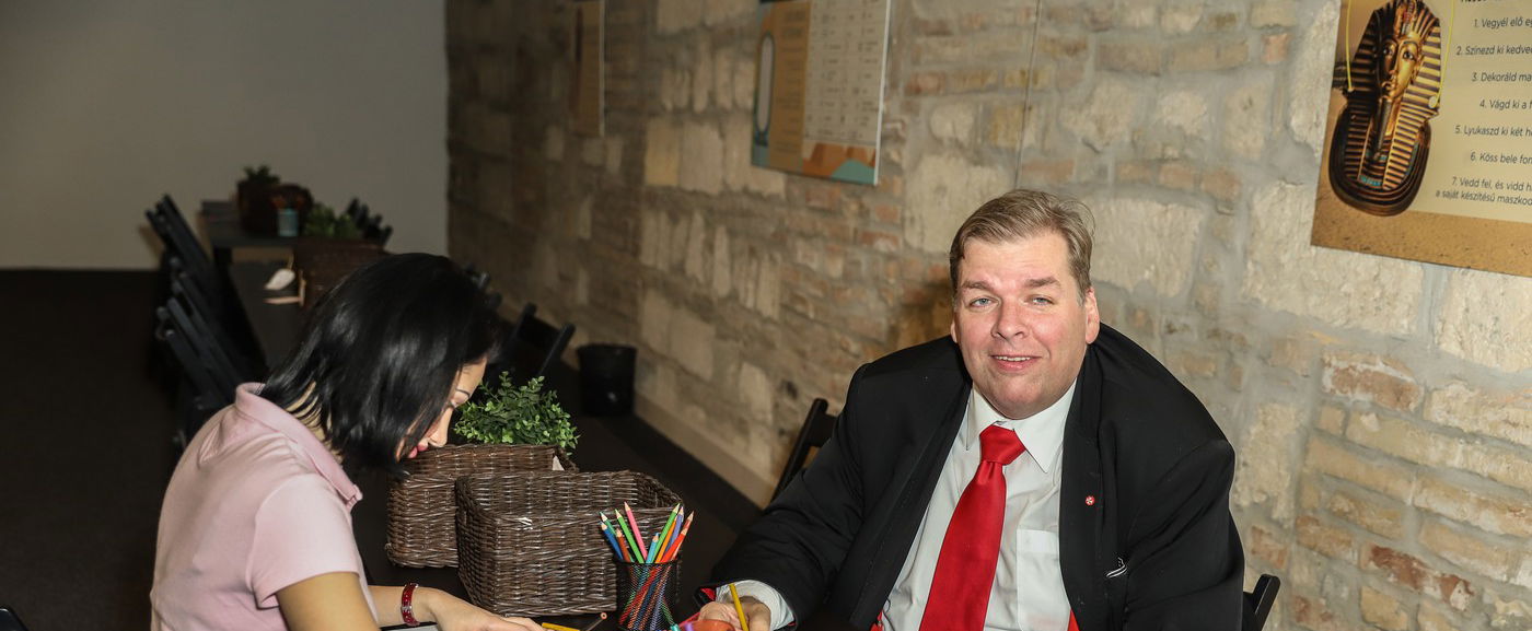 Bizarr szokását leplezte le Schmuck Andor, ezért jár a temetőbe