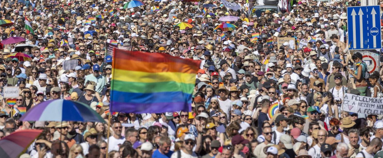 Kész, Bruti eldöntötte a Pride-vitát, a rendőrség köpni-nyelni nem tud