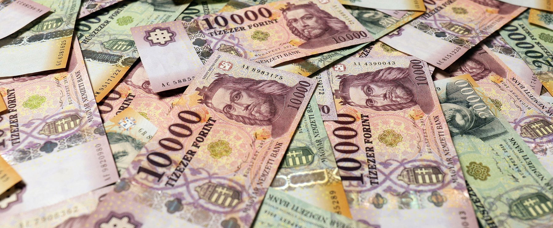 Több száz ezer forintra lerabolta ez a magyar bolt a legnagyobb világsztárokat, egy dolgot vettek hatalmas összegért
