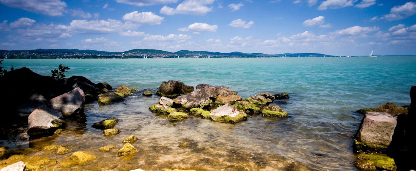 A Balatonnál 8 rendkívüli idegen tárgyat szúrtak ki egy hegy tetején, leesett az álluk, amikor közelebb értek?