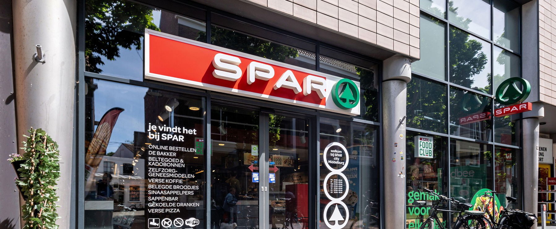 Teljesen megőrült a Spar? Különös felirat jelent meg az akciós újságjukban, már több ezren indítottak rohamot