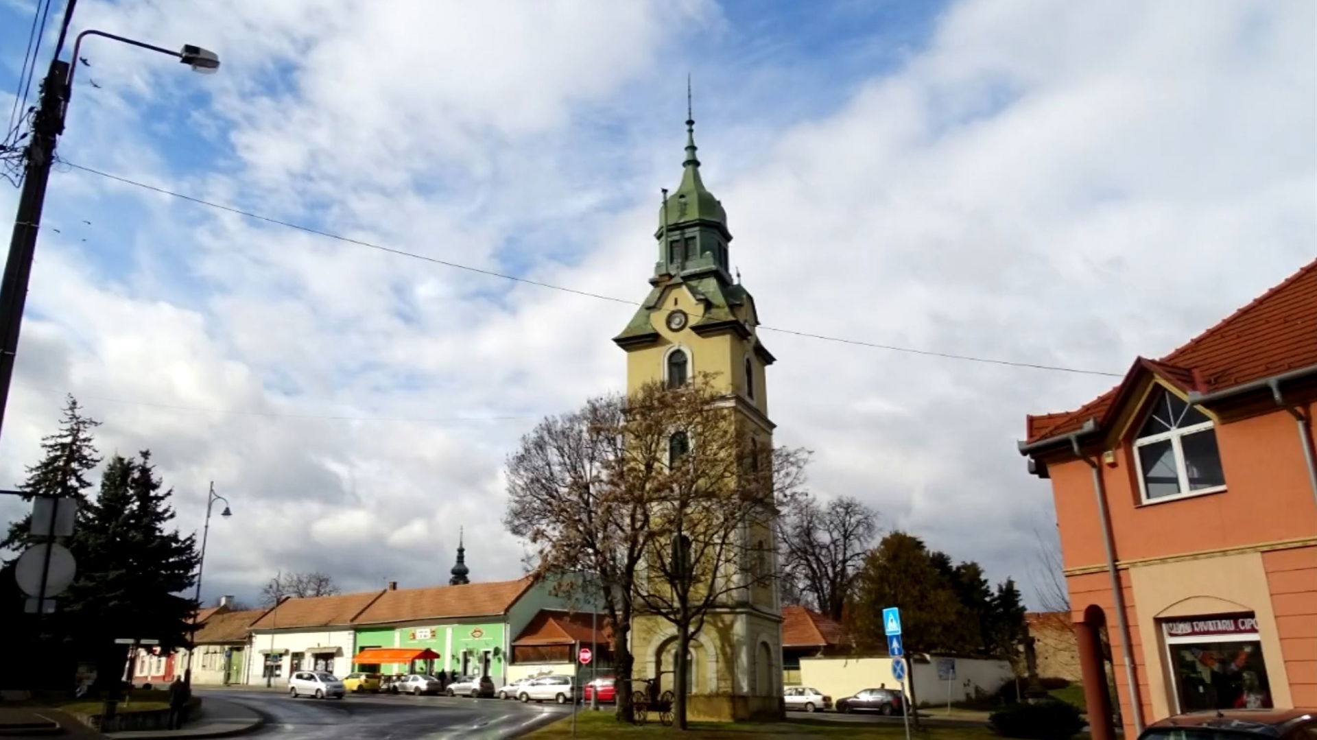 A pisainál is szenzációsabb a magyar ferde torony Nógrád vármegyében egy város  közepén dől