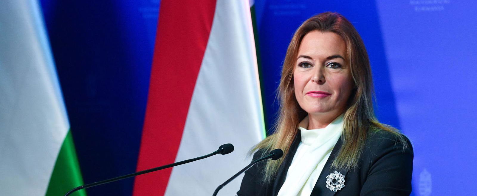 Vitályos Eszter sem öltözködik túl, ha D-vitamin gyűjtésre indul, lenge fotót találtunk a kormányszóvivőről