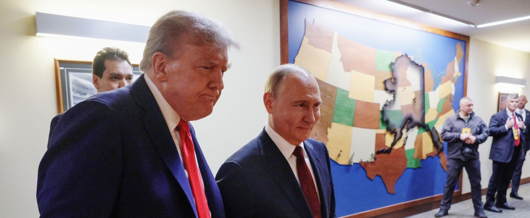 Titokzatos harmadik tűnt fel Putyin és Trump találkozóján, kiszivárgott egy videó