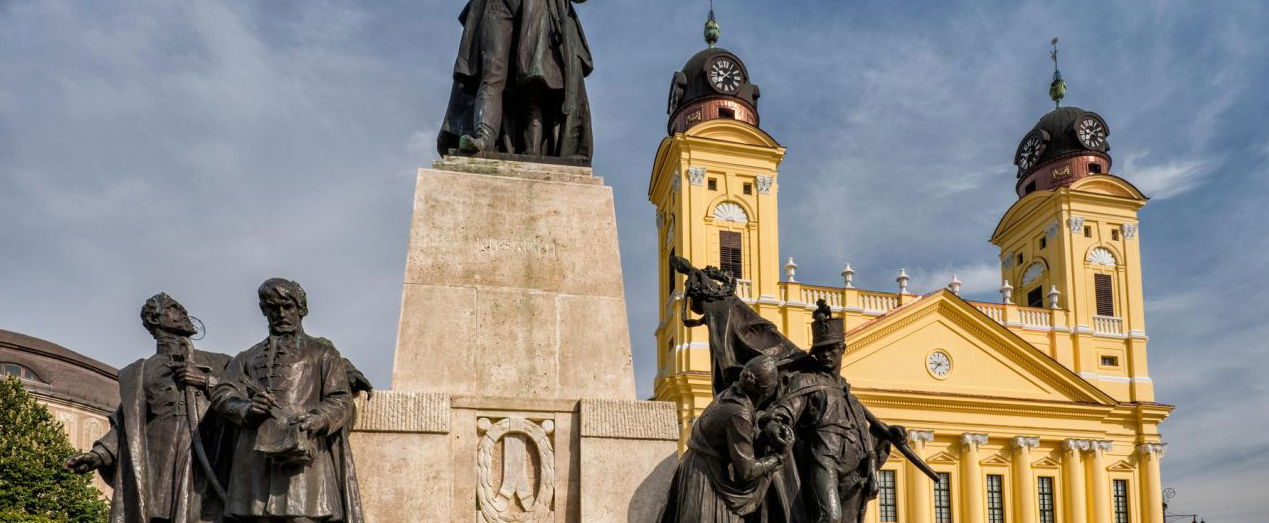 Kényszerleszállás Debrecen közepén, videón ahogy egy hibás légi jármű frászt hoz az emberekre