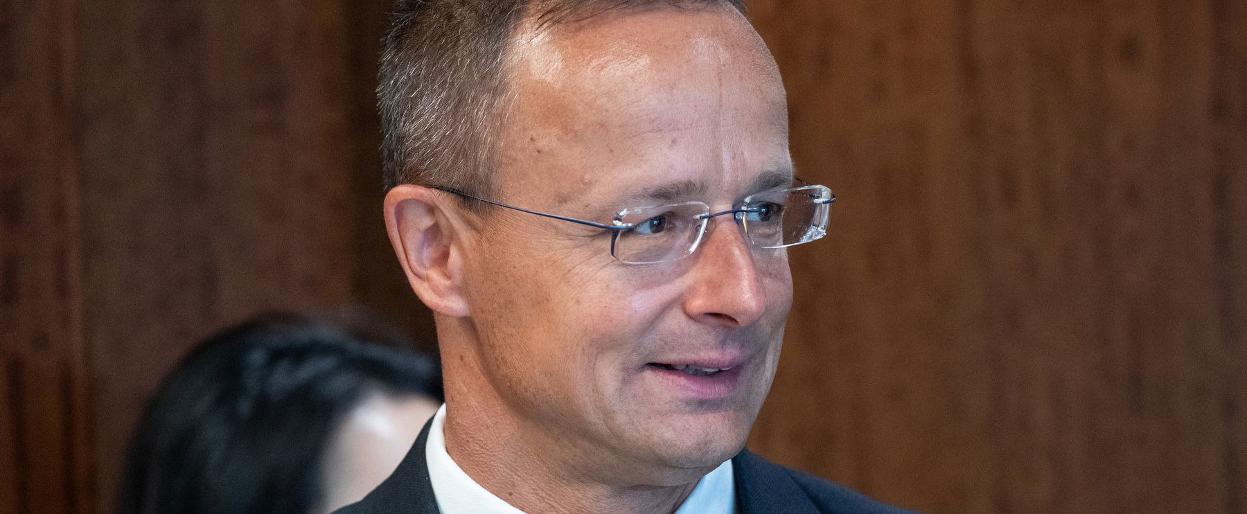 Szijjártó Péter Kínában jelent meg, rendkívüli dolgot szúrtak ki a képén