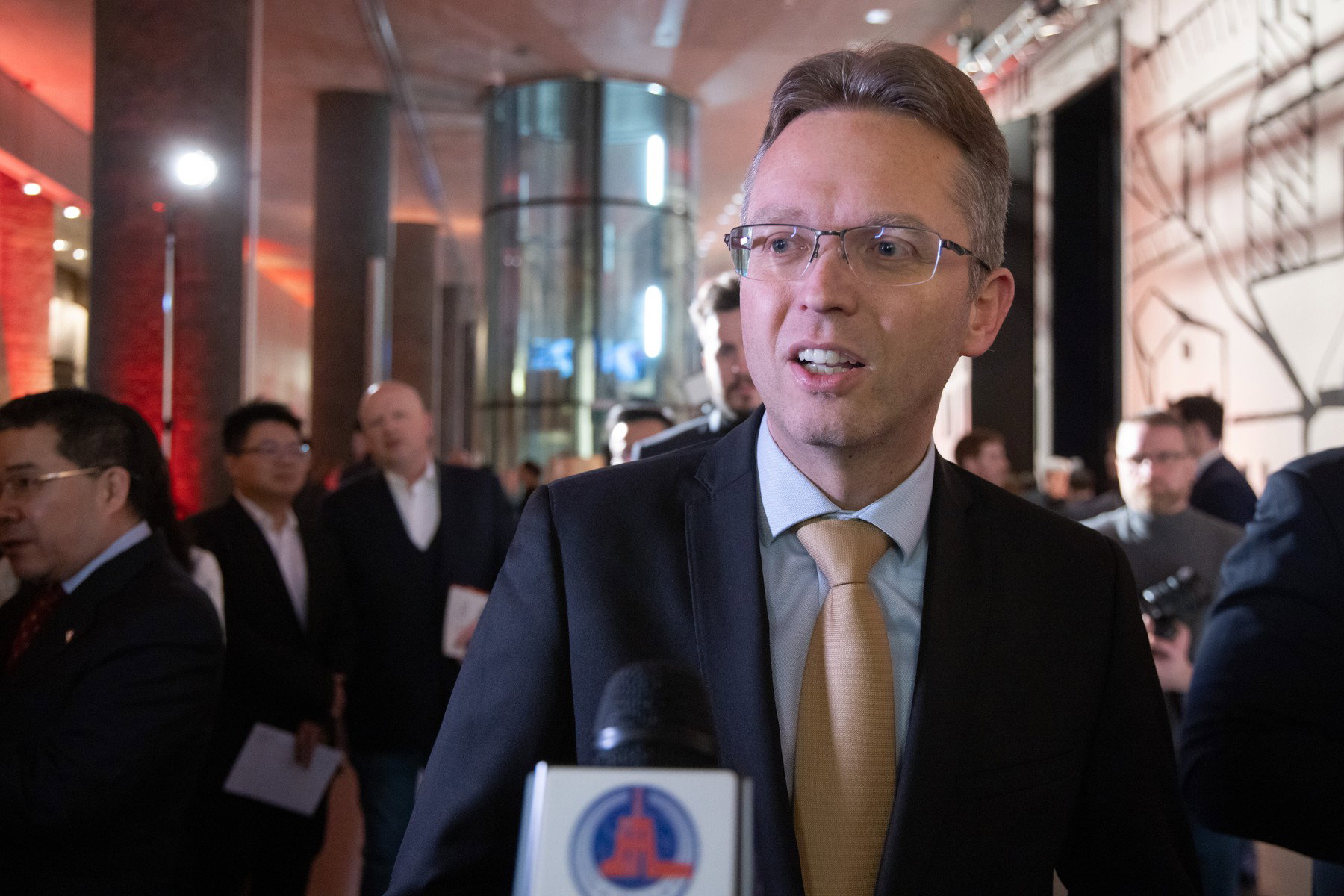 Már a gigacégek is beleállnak a Tóth Gabit pénzelő szervezetbe, Hankó Balázs nyílt támadást kapott