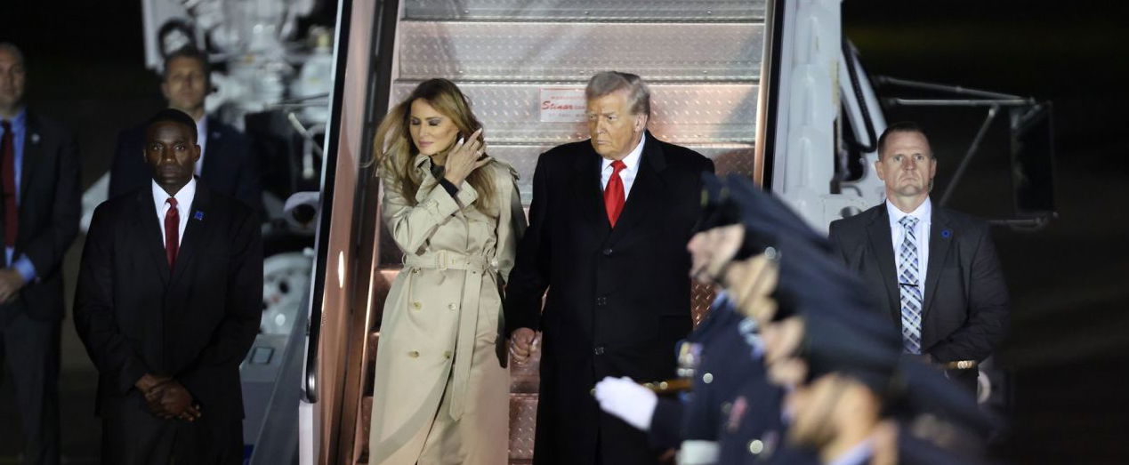 Trump egyre furcsábban viselkedik, most a felesége rángatta ki a kínos helyzetből