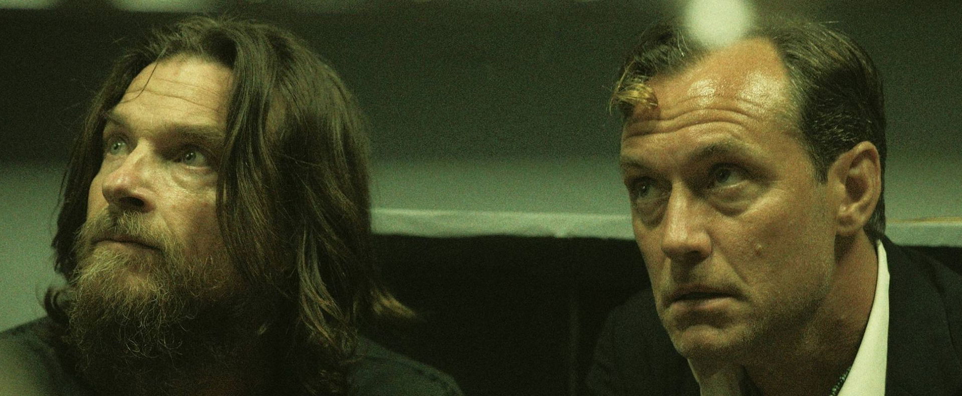 Őrület a Netflixen, Jude Law és Jason Bateman új thriller sorozata olyan sötét, hogy beleremegsz
