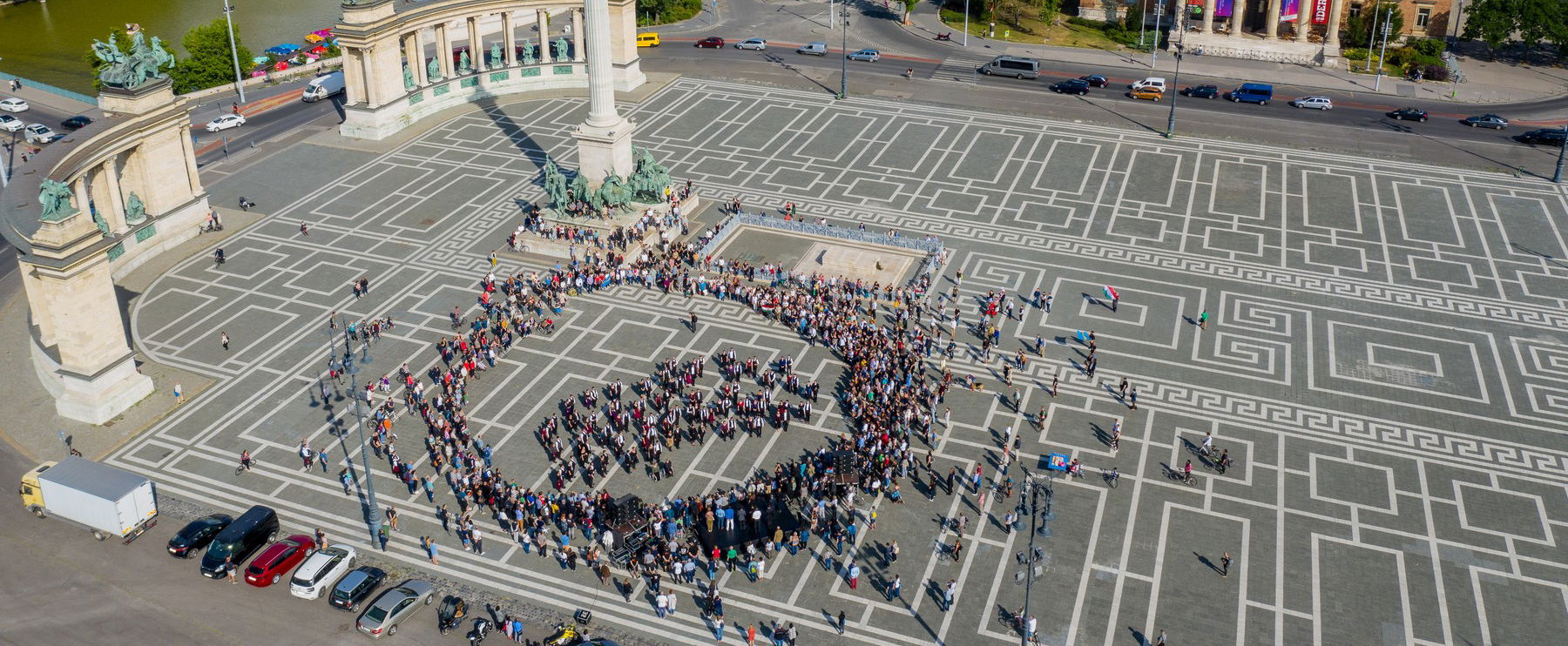Mennyien voltak valójában a Hősök terei tüntetésen? Kiszivárgott egy rendkívüli videó