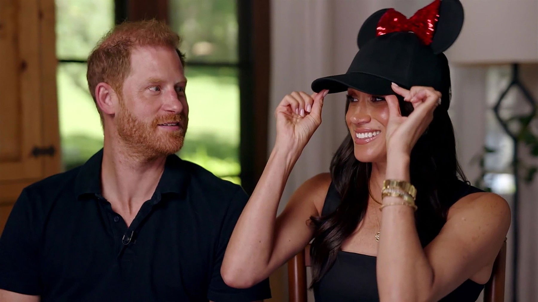 Lebukott Meghan Markle egy testbeszéd szakértő előtt, Harrynek segítségre van szüksége