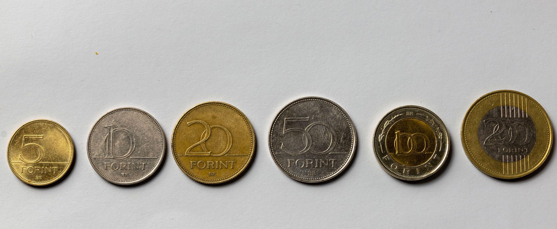 Visszakapott a boltban egy 10 forintost, a legkeményebb rendszerkritikát nyomták az érmére