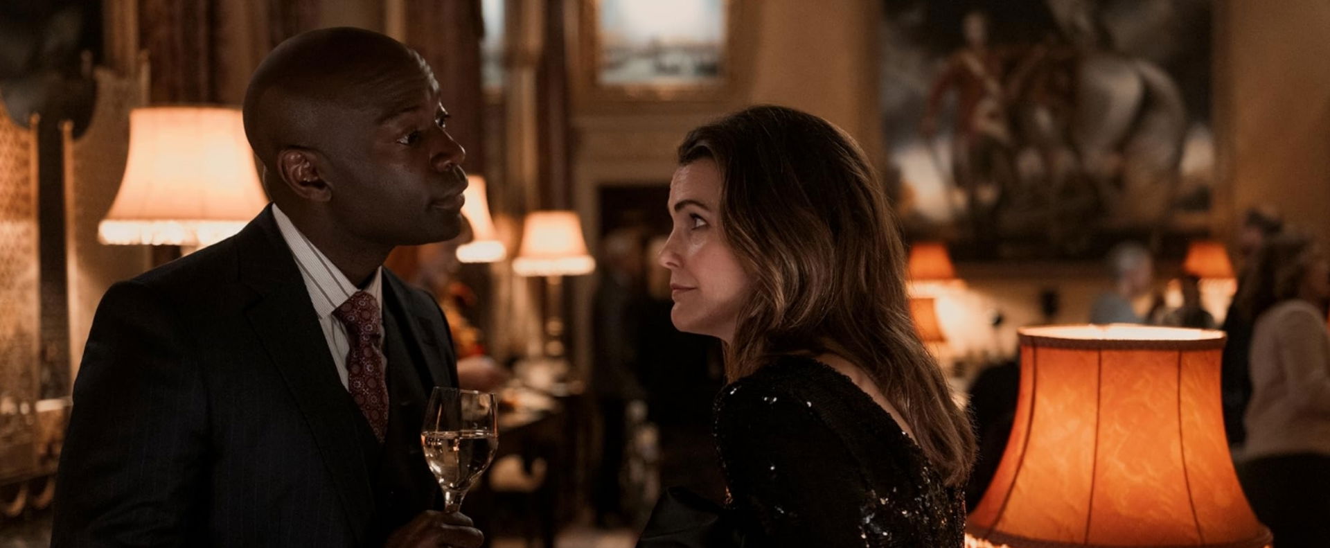 A Netflix politikai thrillere lélegzetvételnyi levegőt sem ad, leleplezi London legsötétebb hatalmi játszmáit és titkos alkuit