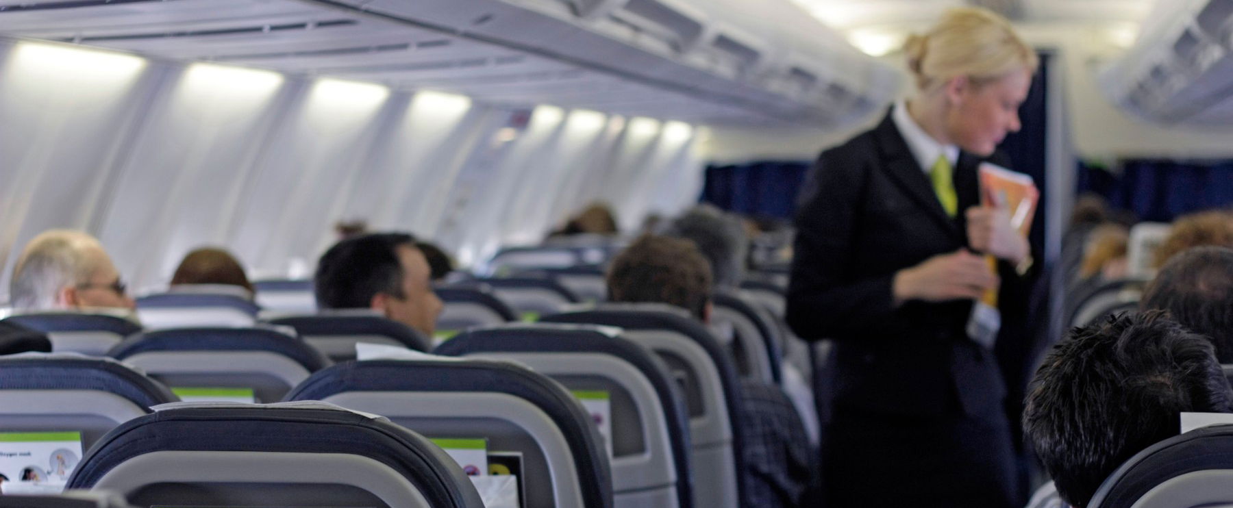 Kitépték a kommandósok az utasokat az ülésből a Ryanair járatán, életük végéig fizethetnek