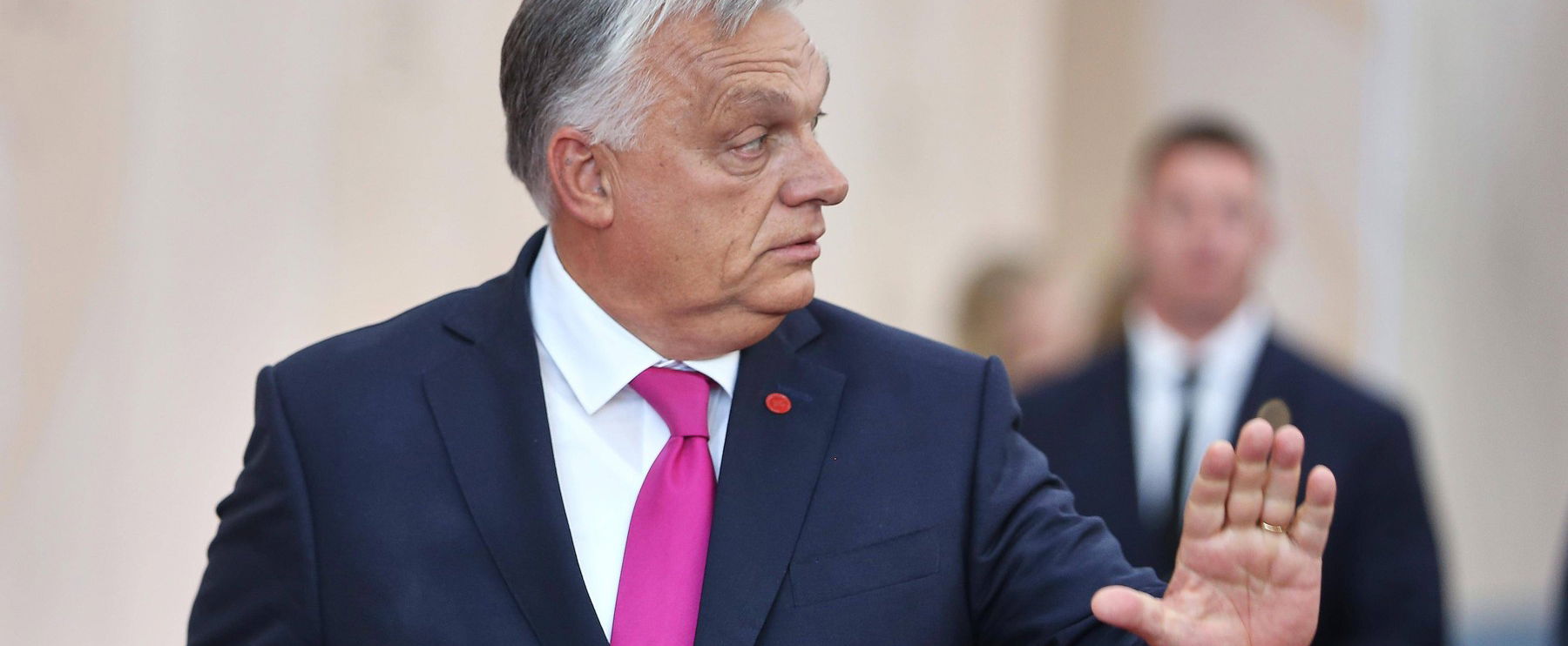 Orbán Viktor autója váratlanul megállt, kinyílt az ajtó, majd megdermedt a benzinkút