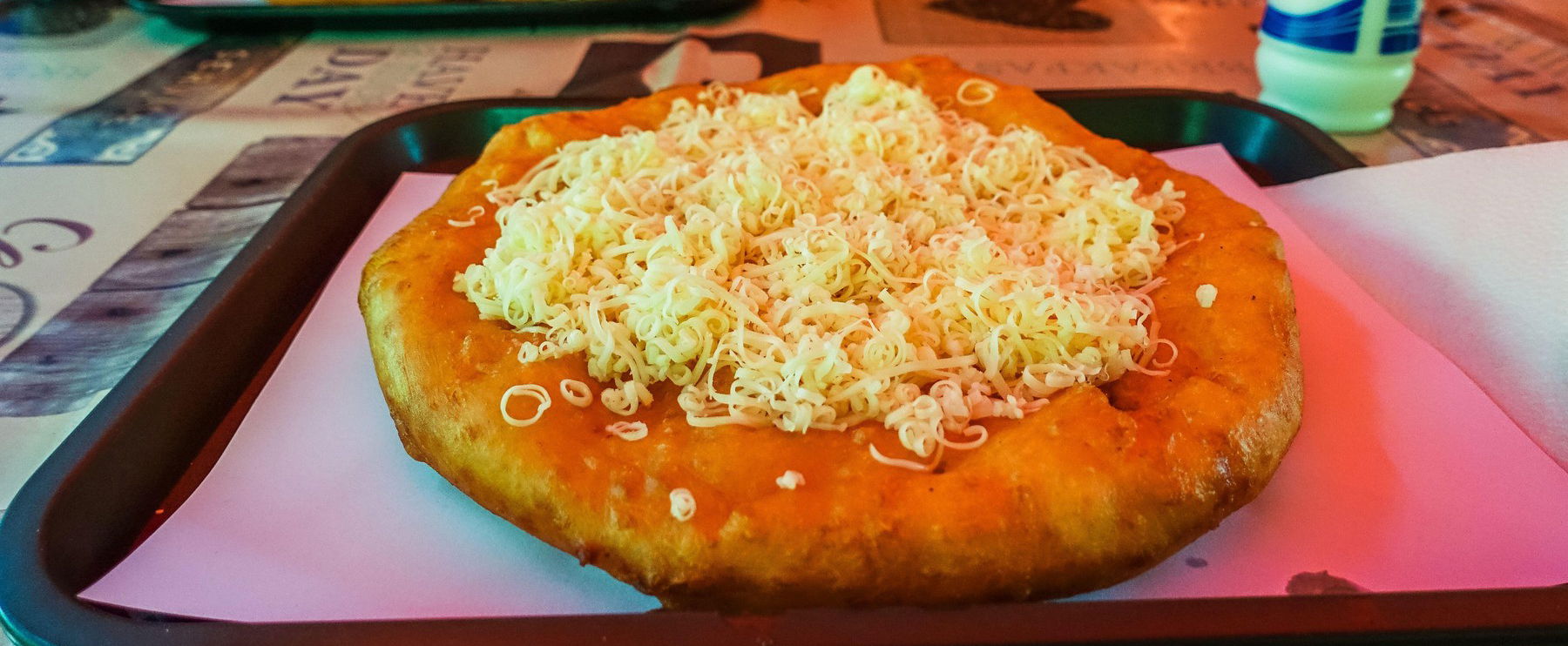 Először evett lángost egy külföldi, a reakciója rendkívül szokatlan