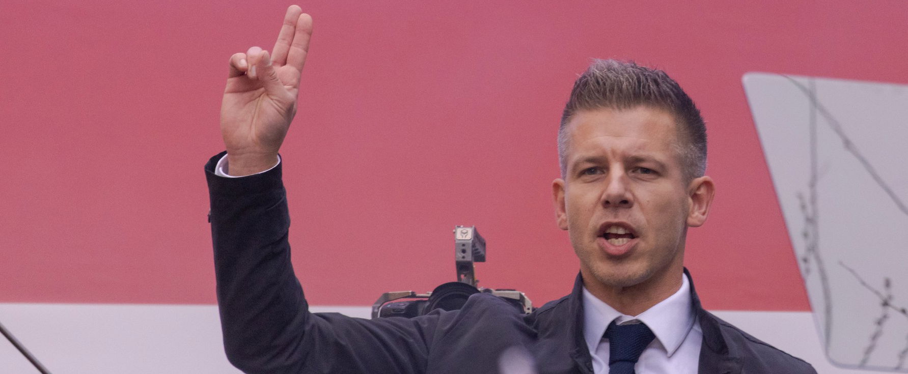 Megzavarták Magyar Péter élő adását, félbeszakították a bevonulását, példátlan ami utána következett