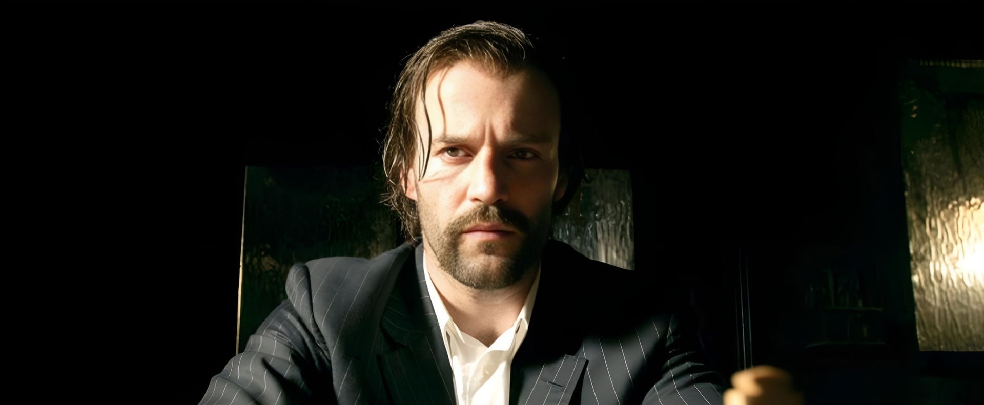 Jason Statham olyan szerepben brillírozik, amilyet még sosem láttál, Guy Ritchie zseniális akció-thrillere új értelmet ad a manipulációnak